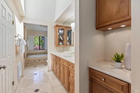 Bath - 4 Eucalyptus Knoll St, Mill Valley, CA 94941 photo 2 of 8