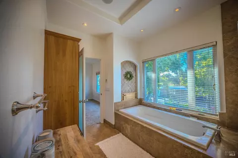Bath - 4100 Bisordi Ln, Fulton, CA 95439 photo 4 of 5
