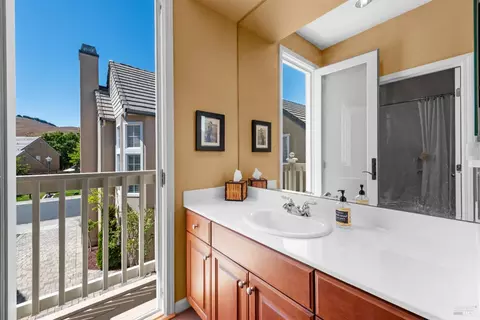 Bath - 4168 Summer Gate Ave, Vallejo, CA 94591 photo 2 of 14