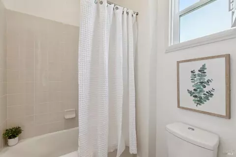Bath - 3747 Beartooth Ln, Napa, CA 94558 photo 6 of 7