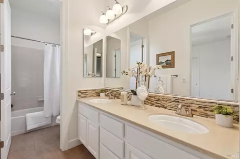 Bath - 3747 Beartooth Ln, Napa, CA 94558 photo 5 of 7