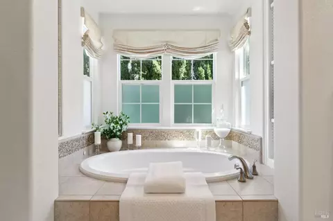 Bath - 3747 Beartooth Ln, Napa, CA 94558 photo 3 of 7