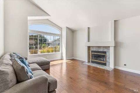 Living - 687 Natalie Dr, Windsor, CA 95492 photo 3 of 6