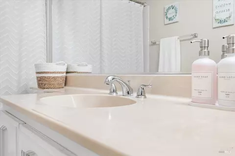 Bath - 687 Natalie Dr, Windsor, CA 95492 photo 5 of 5