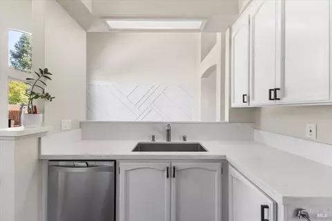 Kitchen - 687 Natalie Dr, Windsor, CA 95492 photo 5 of 5