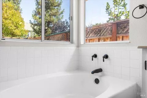 Bath - 687 Natalie Dr, Windsor, CA 95492 photo 3 of 5