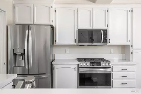 Kitchen - 687 Natalie Dr, Windsor, CA 95492 photo 4 of 5