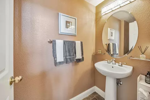 Bath - 8453 Trione Cir, Windsor, CA 95492 photo 1 of 5
