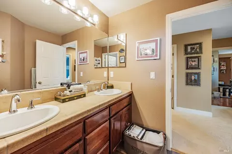 Bath - 8453 Trione Cir, Windsor, CA 95492 photo 4 of 5