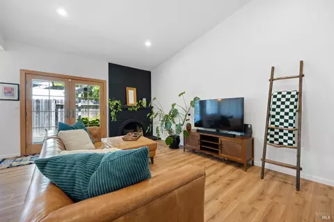 Living - 310 Sunrise Way, Vallejo, CA 94591 photo 2 of 3
