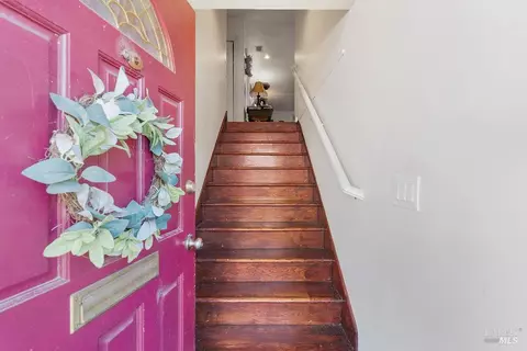 Entry Way - 32 Daniels Ave, Vallejo, CA 94590 photo 1 of 3