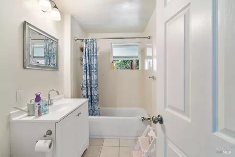 Bath - 32 Daniels Ave, Vallejo, CA 94590 photo 1 of 5