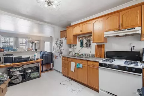 Kitchen - 32 Daniels Ave, Vallejo, CA 94590 photo 4 of 4