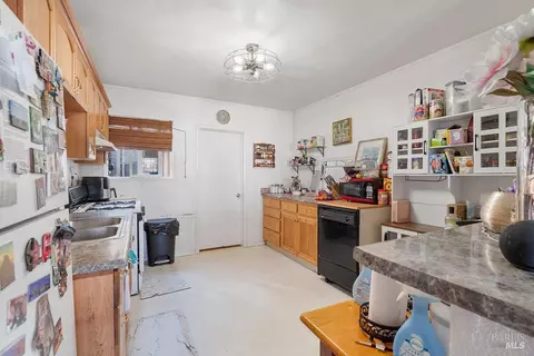 Kitchen - 32 Daniels Ave, Vallejo, CA 94590 photo 3 of 4