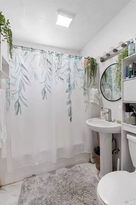 Bath - 32 Daniels Ave, Vallejo, CA 94590 photo 5 of 5