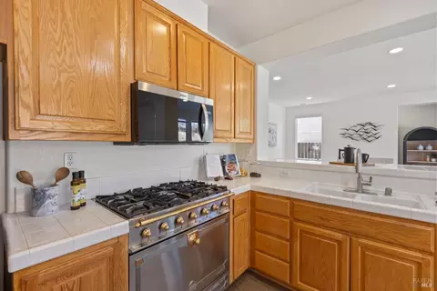 Kitchen - 6844 Sunriver Ln, Vallejo, CA 94591 photo 5 of 7