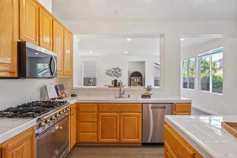 Kitchen - 6844 Sunriver Ln, Vallejo, CA 94591 photo 4 of 7