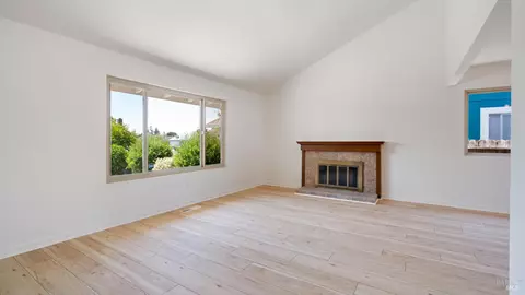 Living - 809 Robin Way, Petaluma, CA 94954 photo 1 of 7