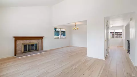 Living - 809 Robin Way, Petaluma, CA 94954 photo 2 of 7