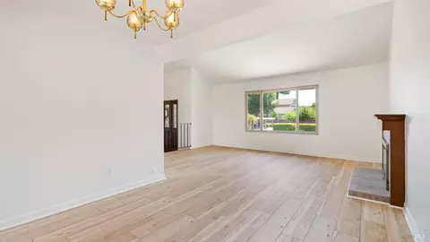 Living - 809 Robin Way, Petaluma, CA 94954 photo 5 of 7