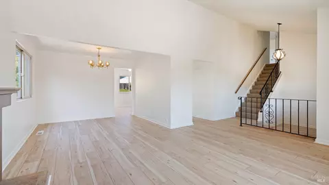 Living - 809 Robin Way, Petaluma, CA 94954 photo 4 of 7