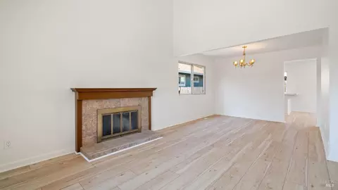 Living - 809 Robin Way, Petaluma, CA 94954 photo 3 of 7
