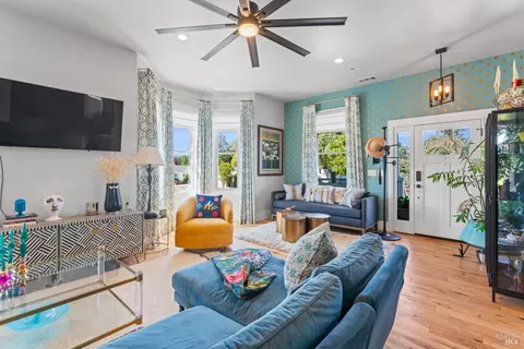 Living - 1533 G St, Napa, CA 94559 photo 2 of 9
