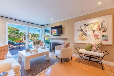 Living - 13 Hingham Cv, San Rafael, CA 94901 photo 3 of 3