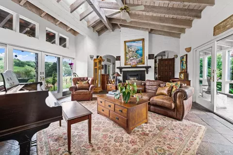 Living - 2847 D St, Petaluma, CA 94952 photo 1 of 3