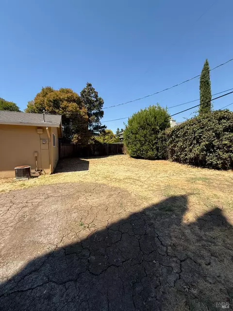 Exterior - 760 E Atlantic Ave, Fairfield, CA 94533 photo 6 of 7