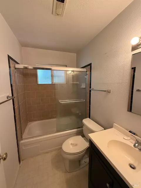Bath - 760 E Atlantic Ave, Fairfield, CA 94533 photo 1 of 4