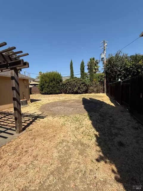 Exterior - 760 E Atlantic Ave, Fairfield, CA 94533 photo 5 of 7