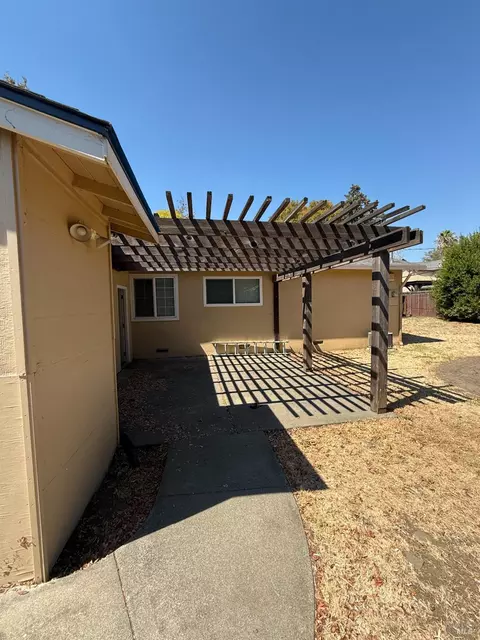 Exterior - 760 E Atlantic Ave, Fairfield, CA 94533 photo 4 of 7