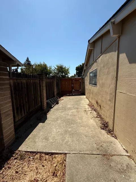 Exterior - 760 E Atlantic Ave, Fairfield, CA 94533 photo 3 of 7