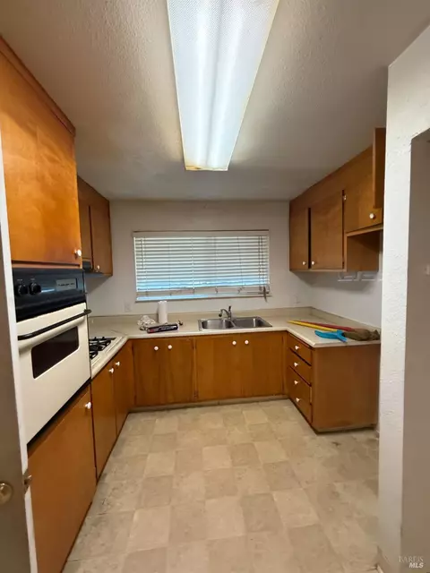 Kitchen - 760 E Atlantic Ave, Fairfield, CA 94533 photo 2 of 2