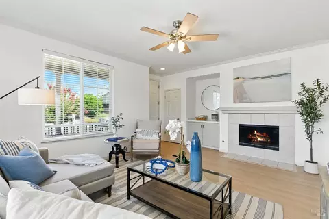 Living - 463 Goblet Pl, Windsor, CA 95492 photo 1 of 2