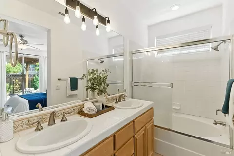 Bath - 463 Goblet Pl, Windsor, CA 95492 photo 3 of 3