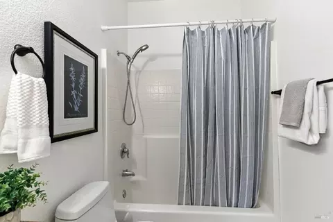 Bath - 463 Goblet Pl, Windsor, CA 95492 photo 2 of 3