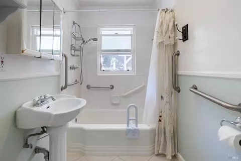 Bath - 127 Hill Dr, Vallejo, CA 94590 photo 1 of 2