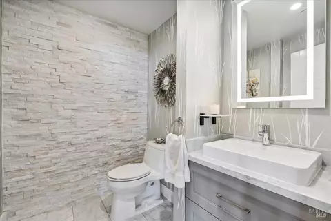 Bath - 34 Fairview Ave, Corte Madera, CA 94925 photo 1 of 8