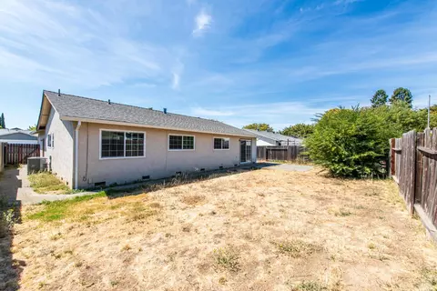 Exterior - 1012 Tanager Ln, Fairfield, CA 94533 photo 5 of 5