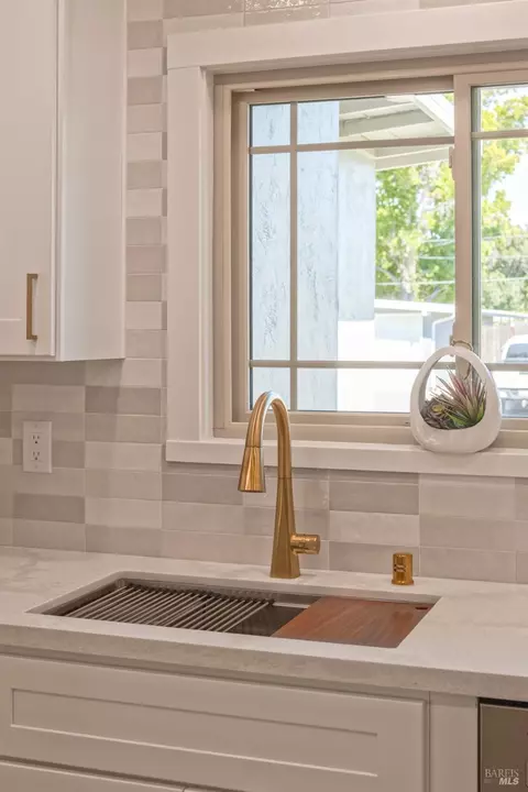 Kitchen - 242 Arbor St, Vacaville, CA 95688 photo 4 of 4