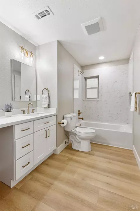 Bath - 242 Arbor St, Vacaville, CA 95688 photo 2 of 4