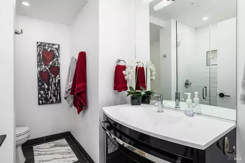 Bath - 30 Toyon Ct, Corte Madera, CA 94925 photo 2 of 4