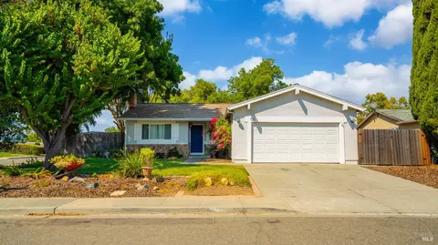 720 E Creekside Cir, Dixon, CA 95620