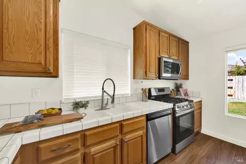 Kitchen - 1365 Ferrero Dr, Dixon, CA 95620 photo 7 of 8