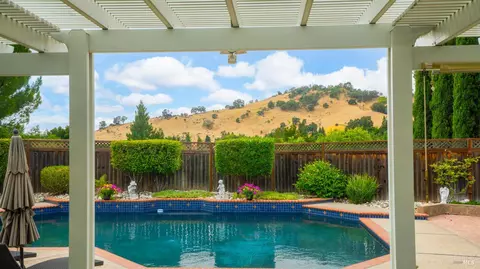136 Pepperell Ct, Vacaville, CA 95688
