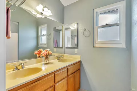 Bath - 9525 Camelot Dr, Windsor, CA 95492 photo 1 of 4