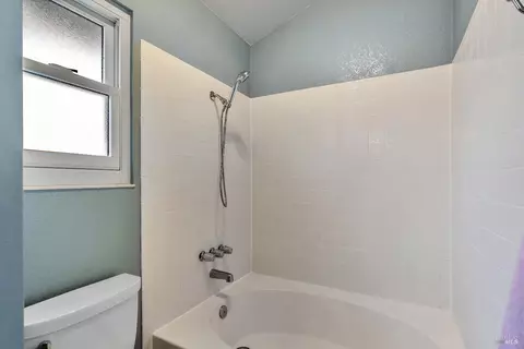 Bath - 9525 Camelot Dr, Windsor, CA 95492 photo 2 of 4
