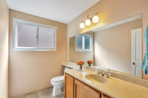 Bath - 9525 Camelot Dr, Windsor, CA 95492 photo 4 of 4